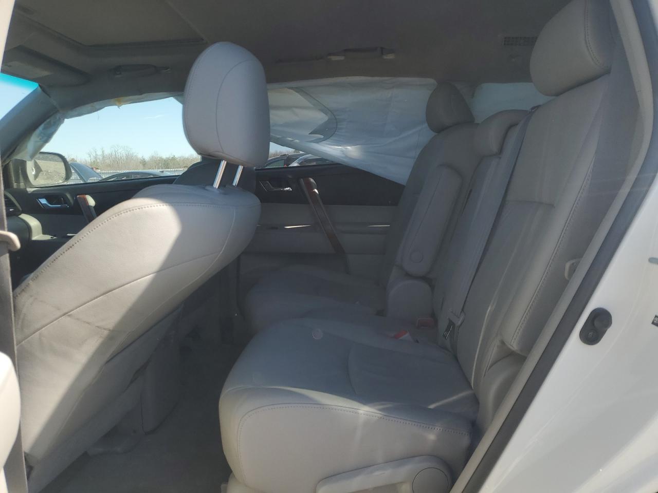 2010 Toyota Highlander - Image 11
