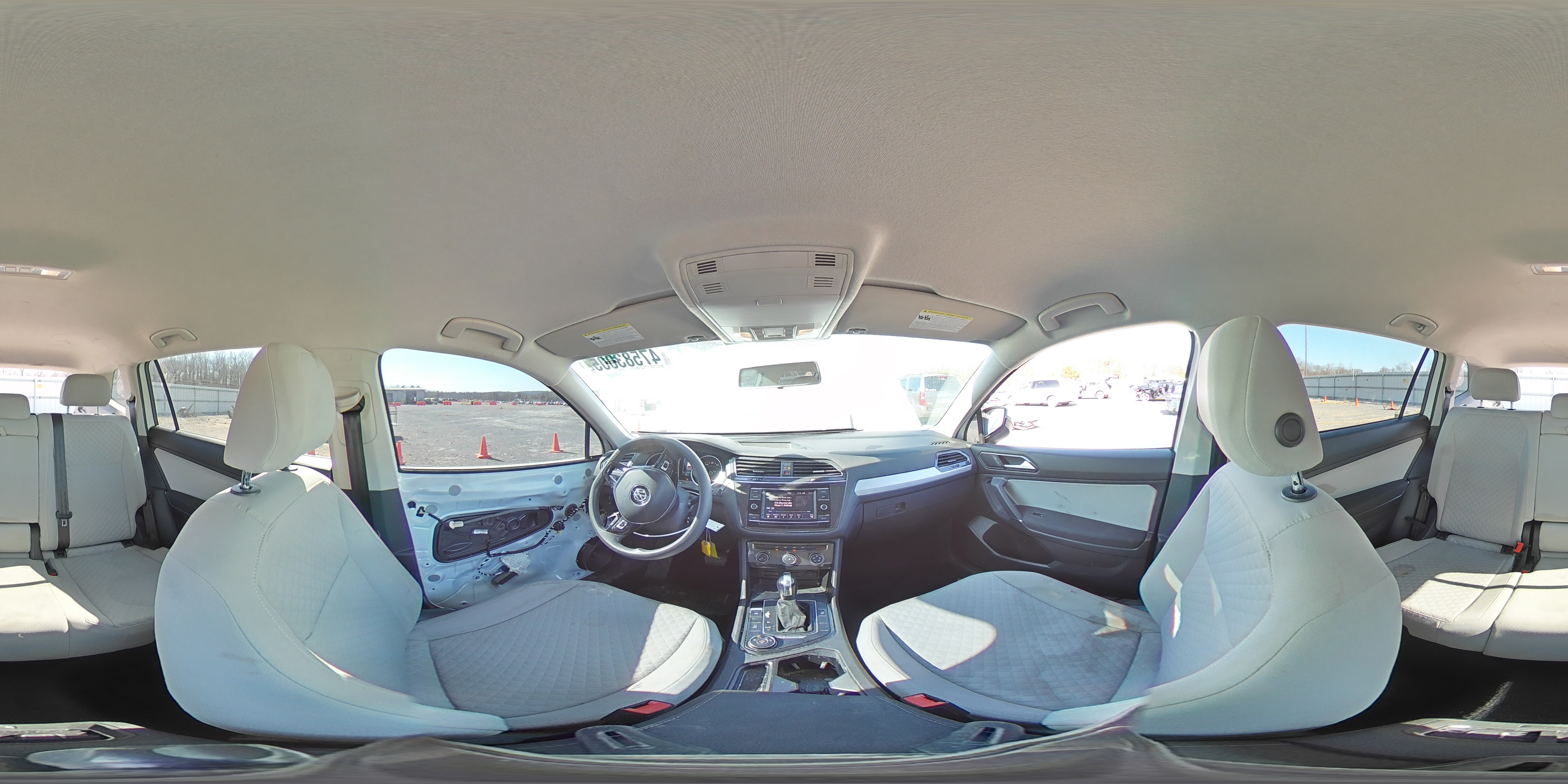 2018 Volkswagen Tiguan - Image 14