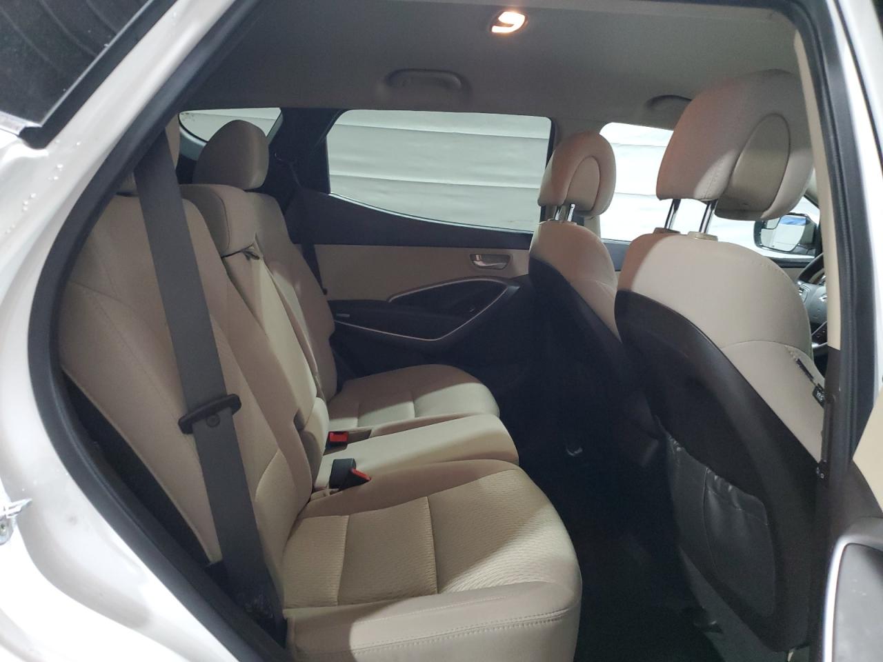 2016 Hyundai Santa Fe - Image 11