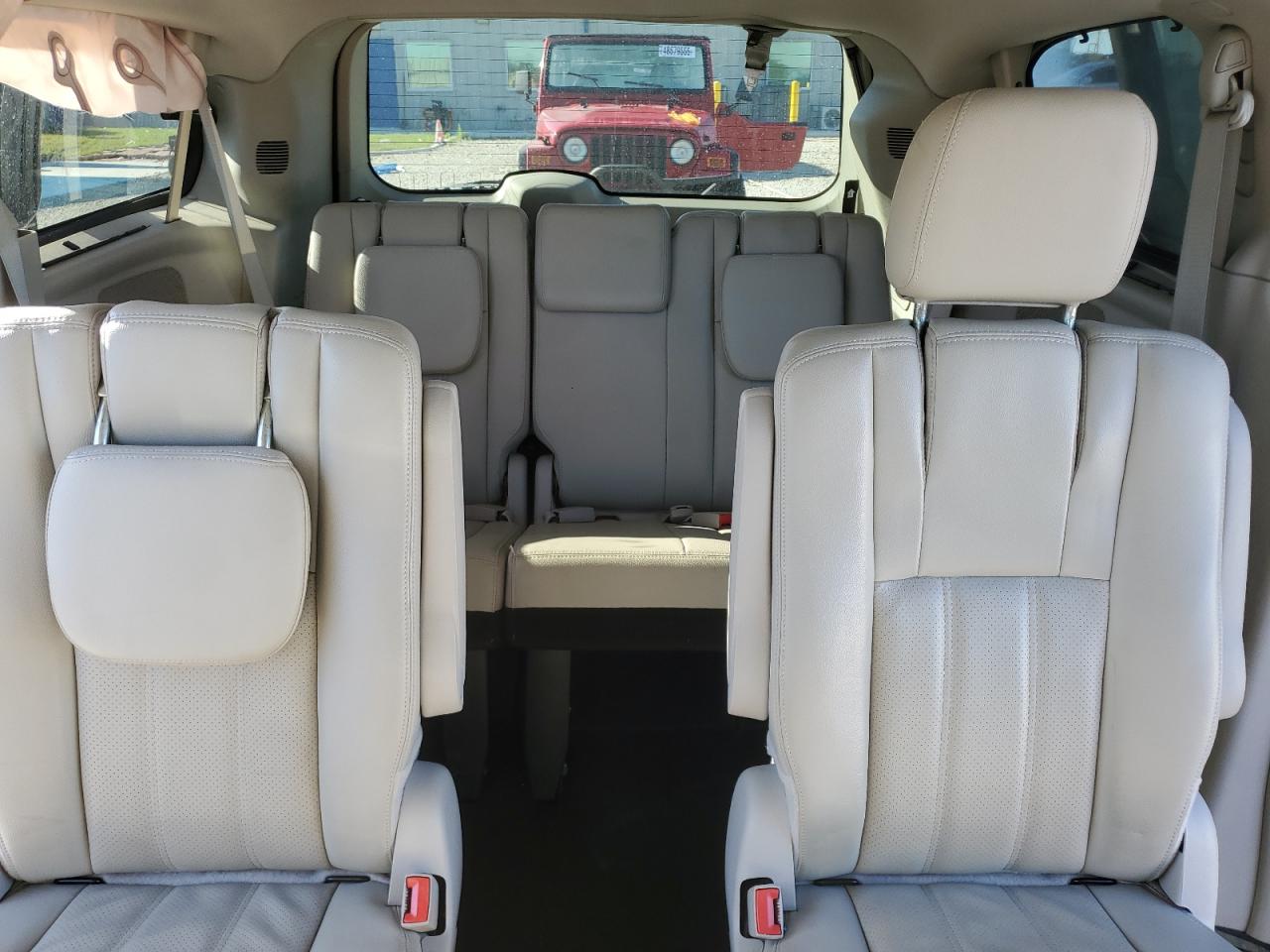 2013 Chrysler Town & Country - Image 10