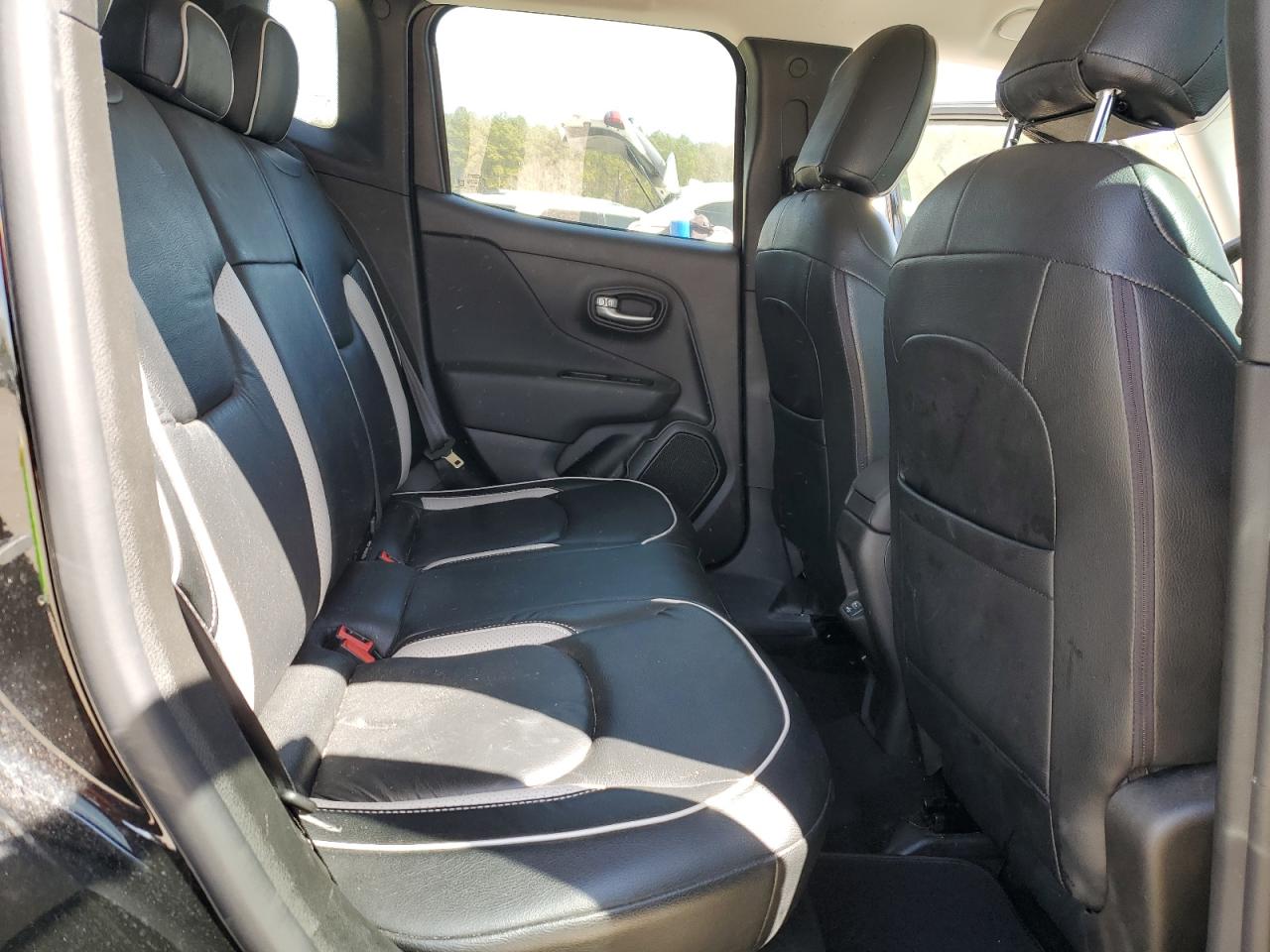 2020 Jeep Renegade - Image 11