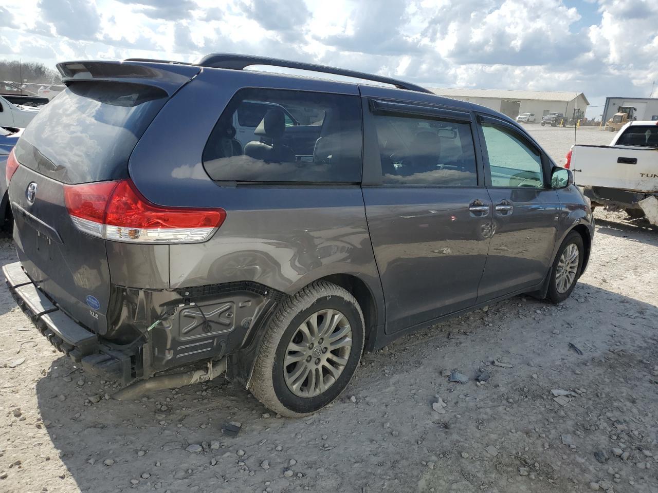 2014 Toyota Sienna - Image 3