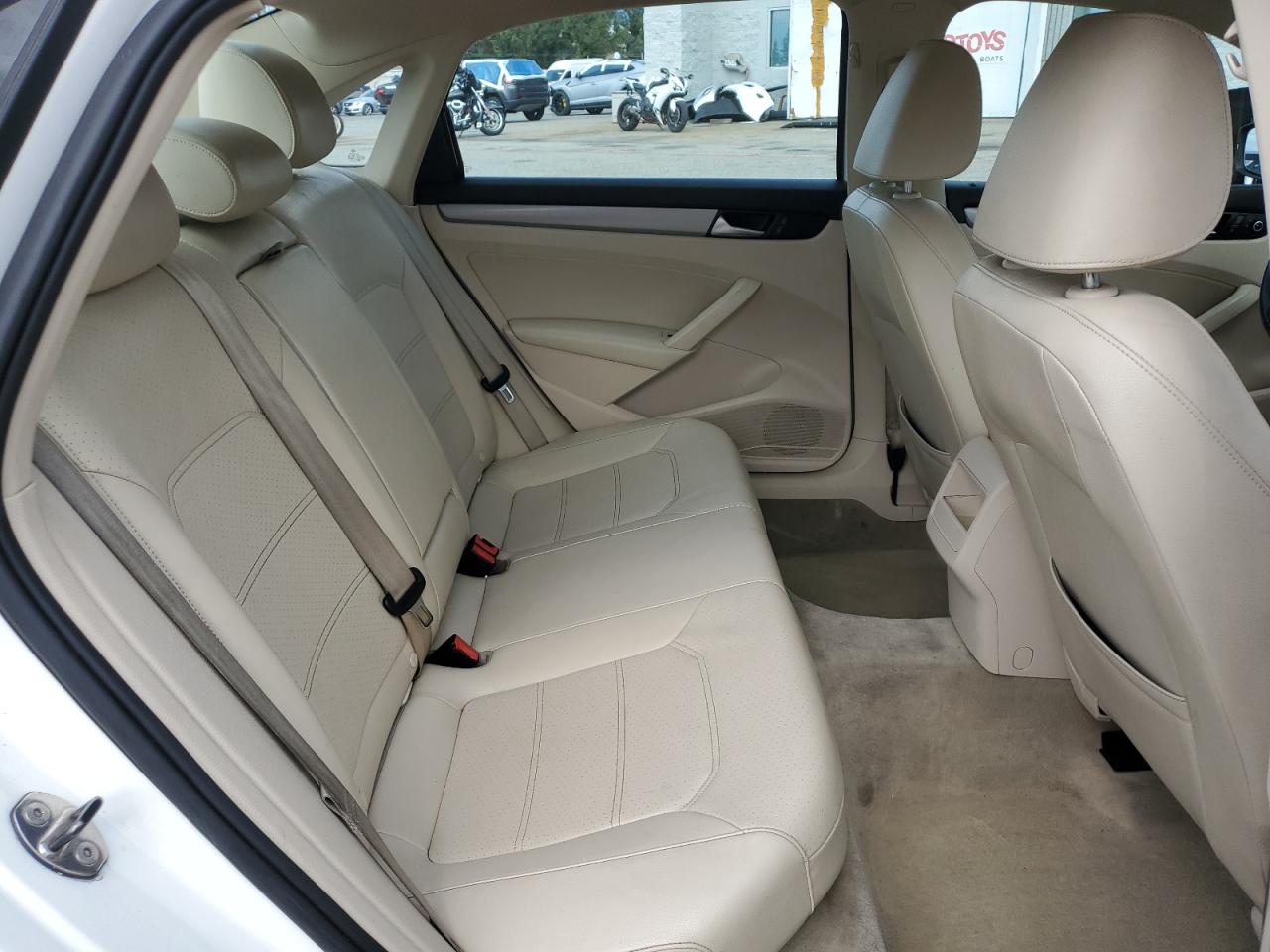 2014 Volkswagen Passat - Image 10