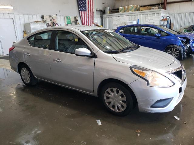  NISSAN VERSA 2017 Srebrny