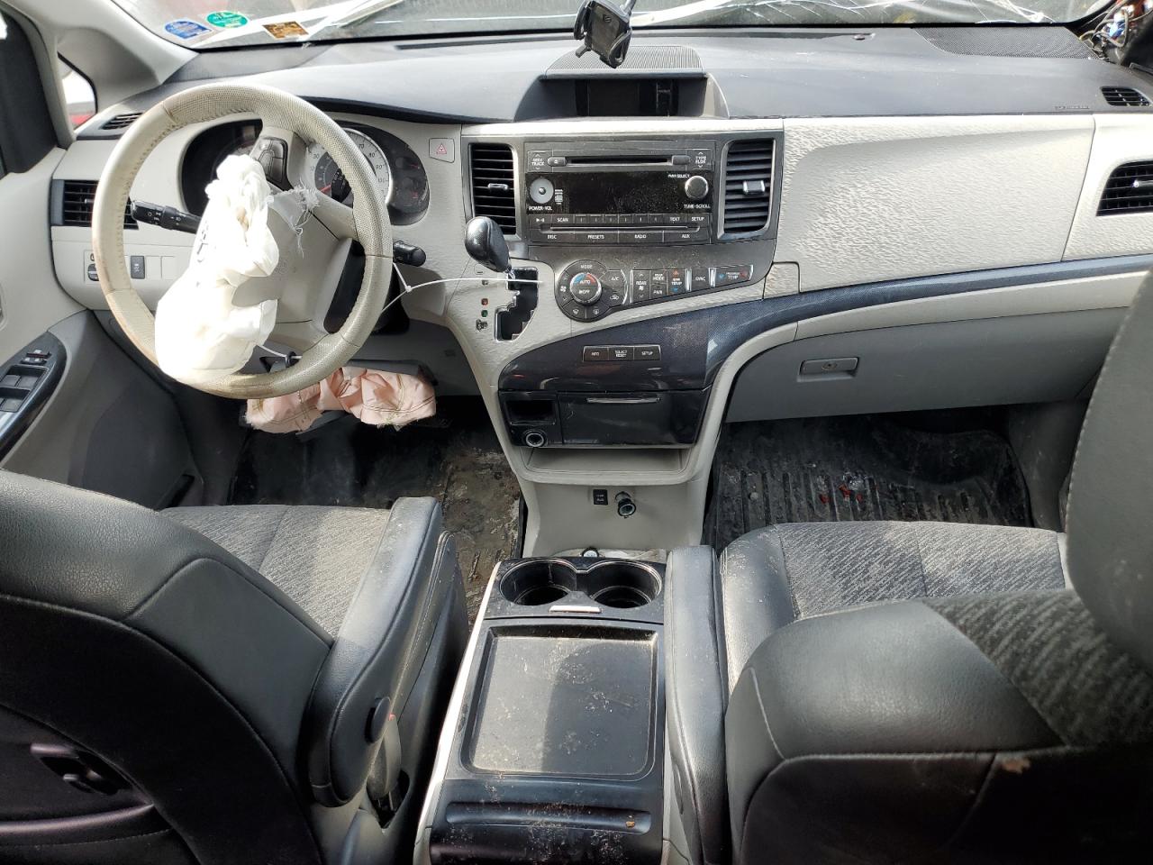 2011 Toyota Sienna - Image 8