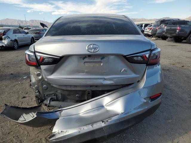 Sedans TOYOTA SCION 2016 Srebrny