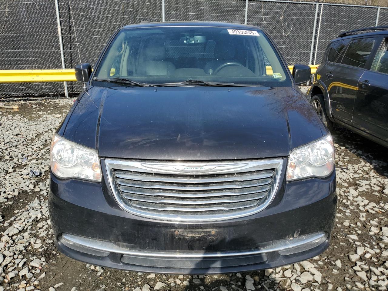 2015 Chrysler Town & Country - Image 5