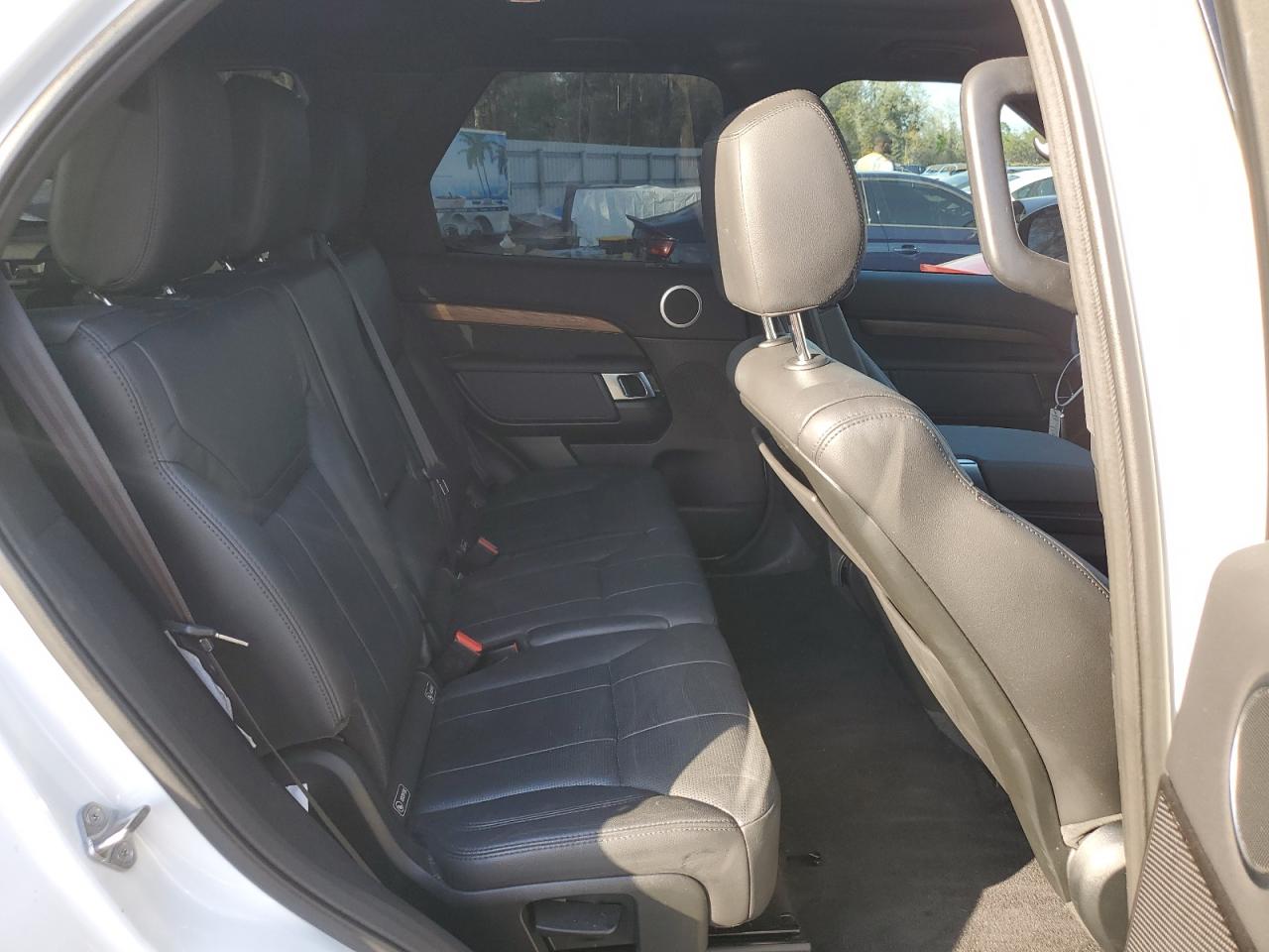 2018 Land Rover Discovery - Image 11