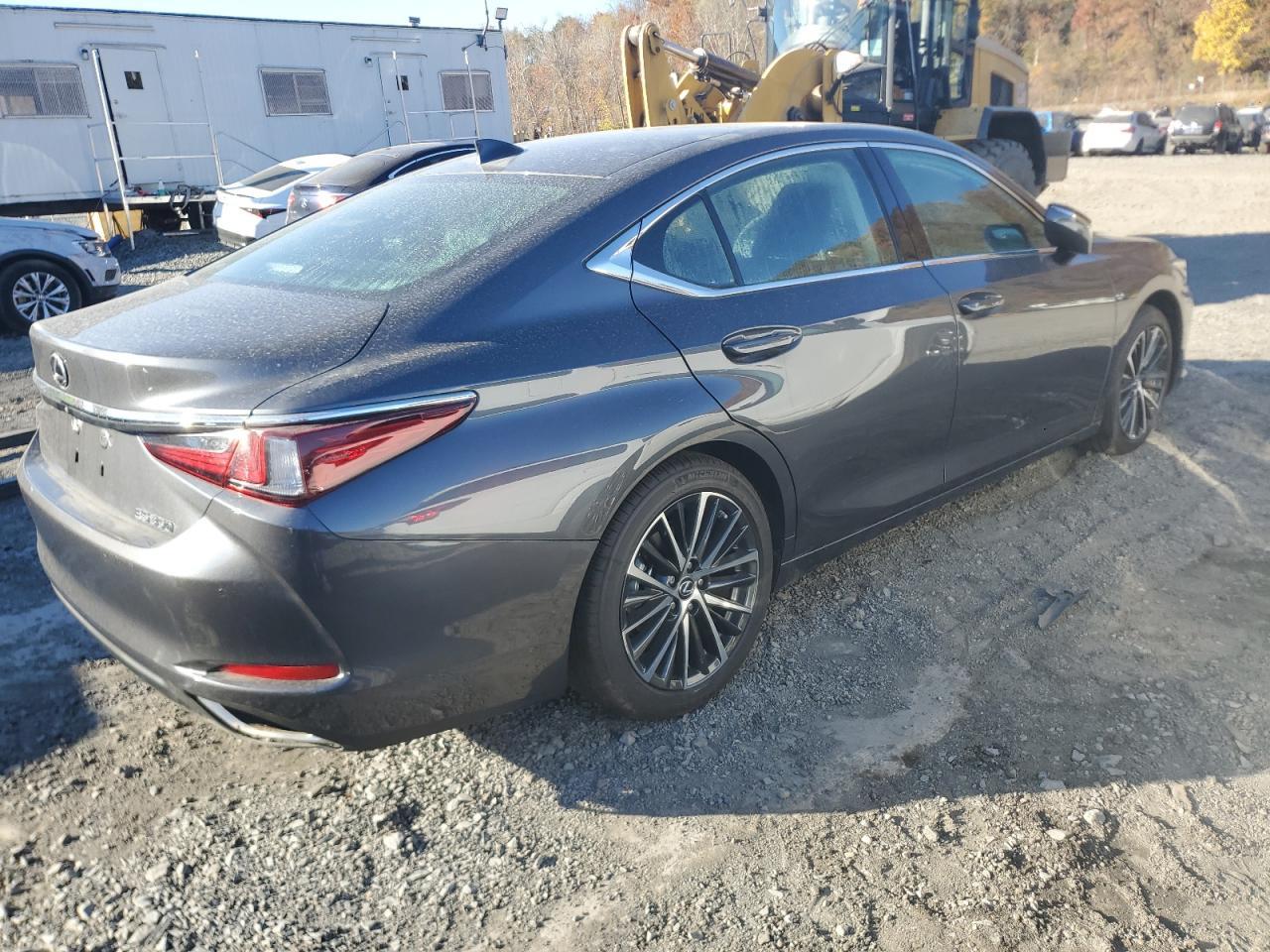 2024 Lexus ES - Image 3