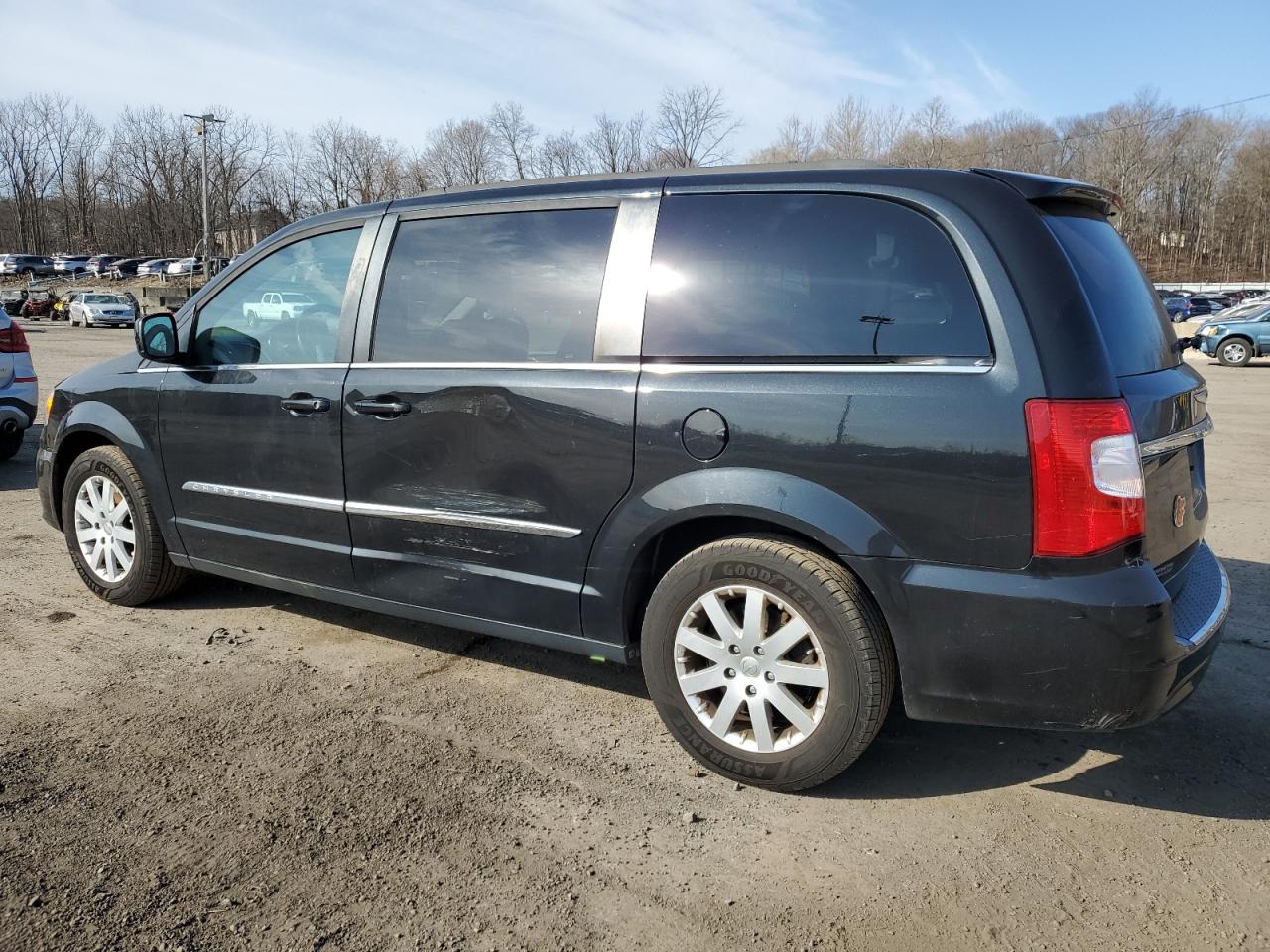 2016 Chrysler Town & Country - Image 2