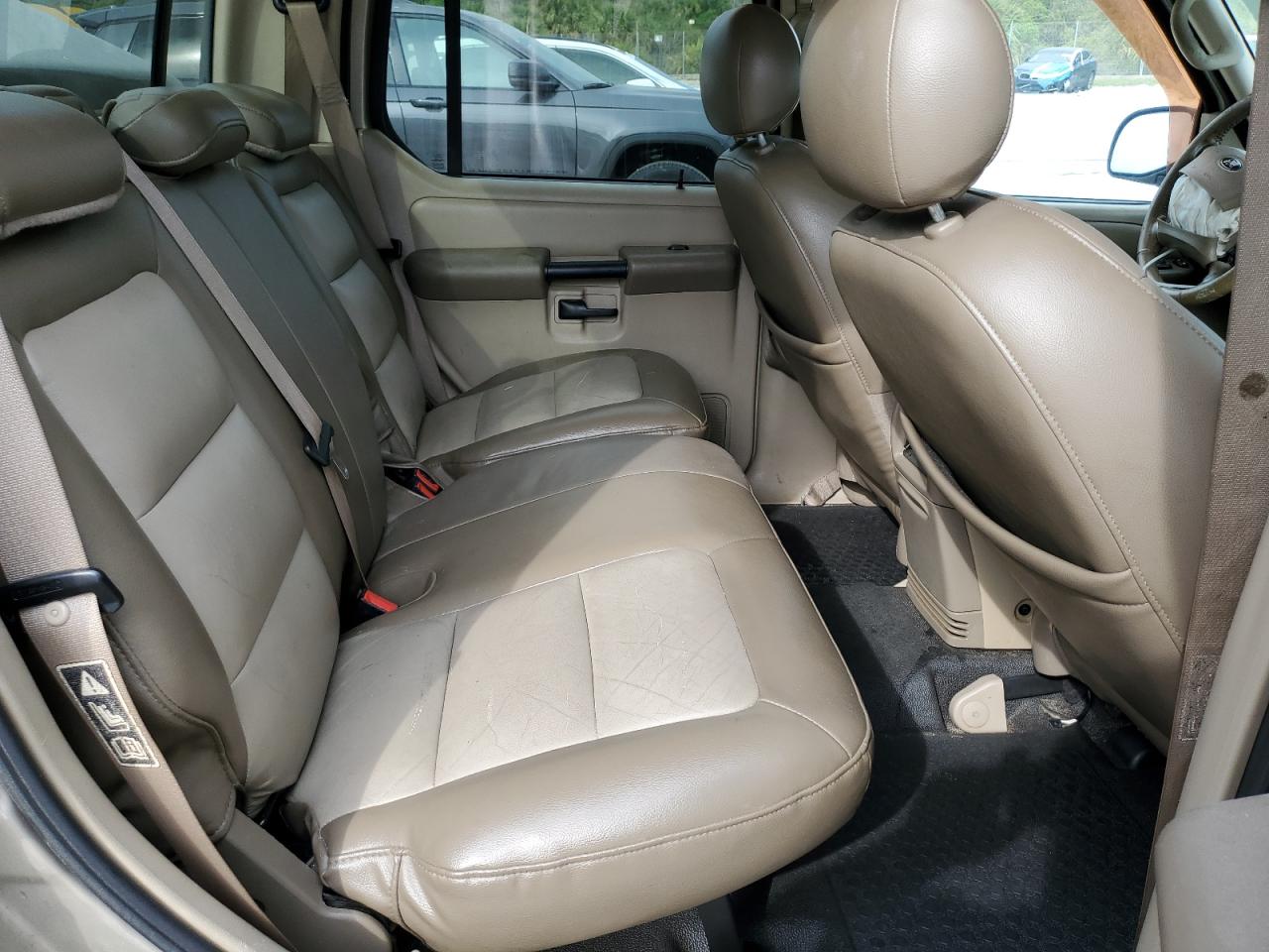 2004 Ford Explorer - Image 10
