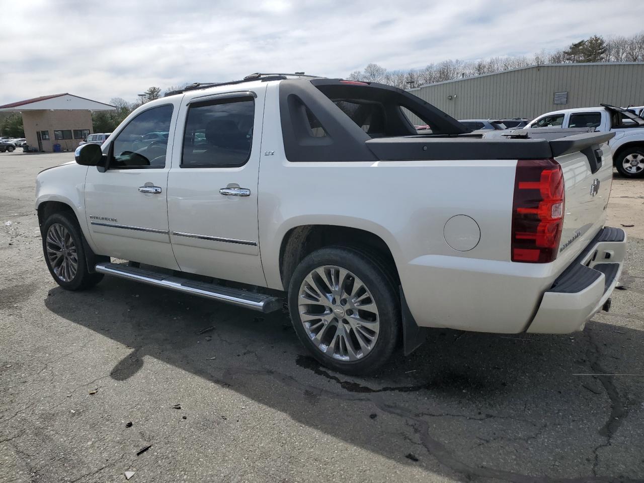 2011 Chevrolet Avalanche - Image 2