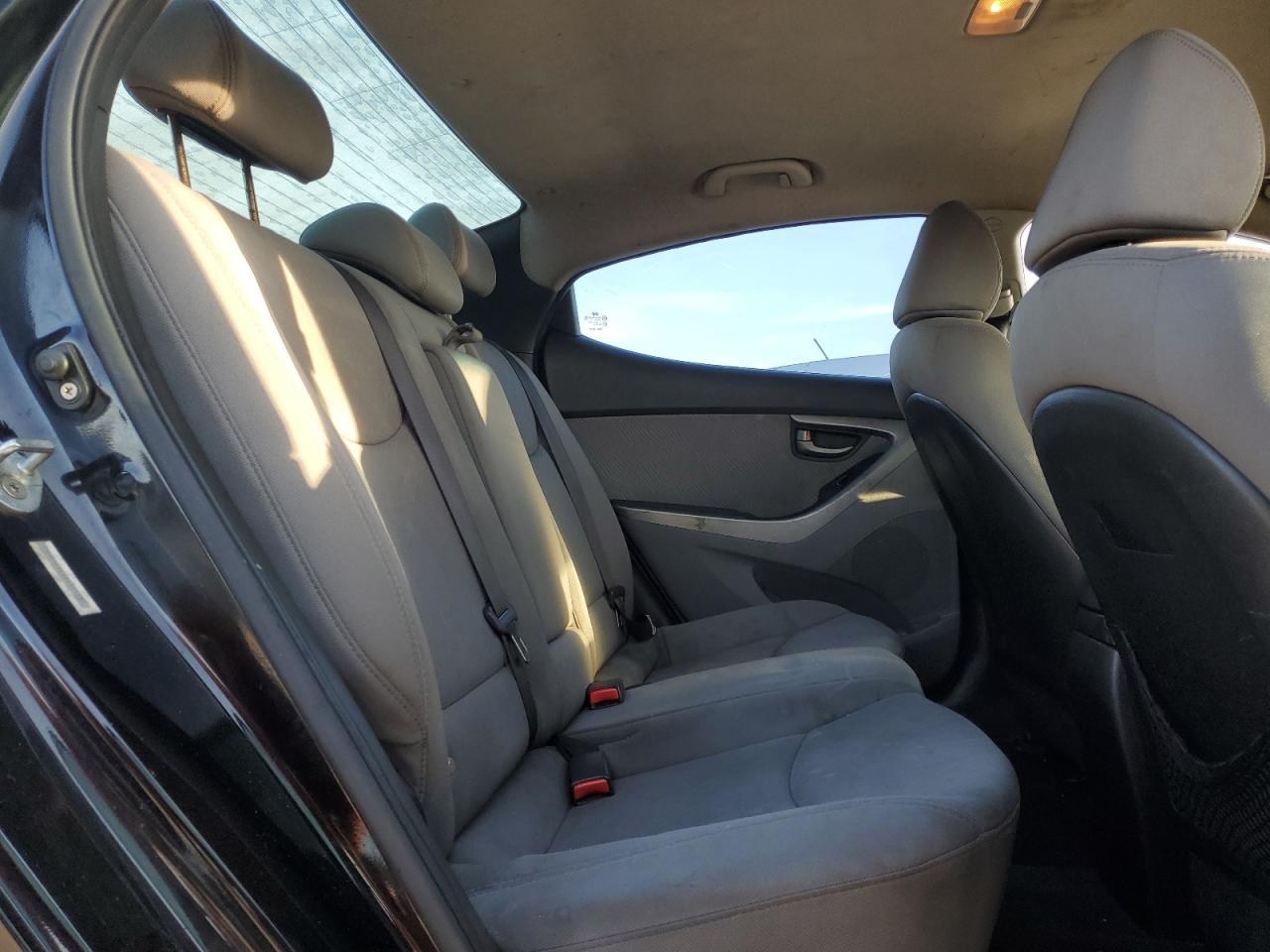 2013 Hyundai Elantra - Image 10
