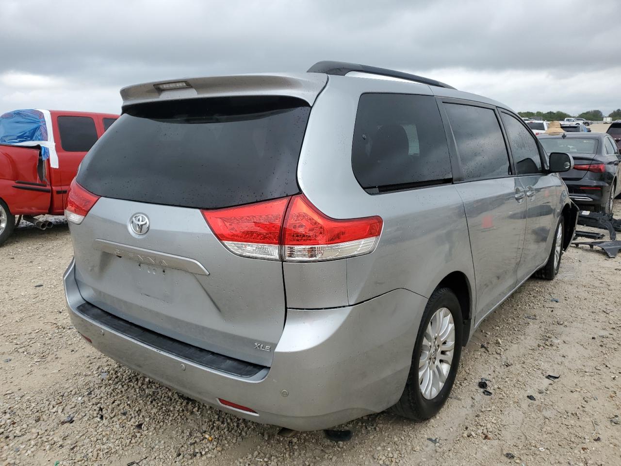 2011 Toyota Sienna - Image 3