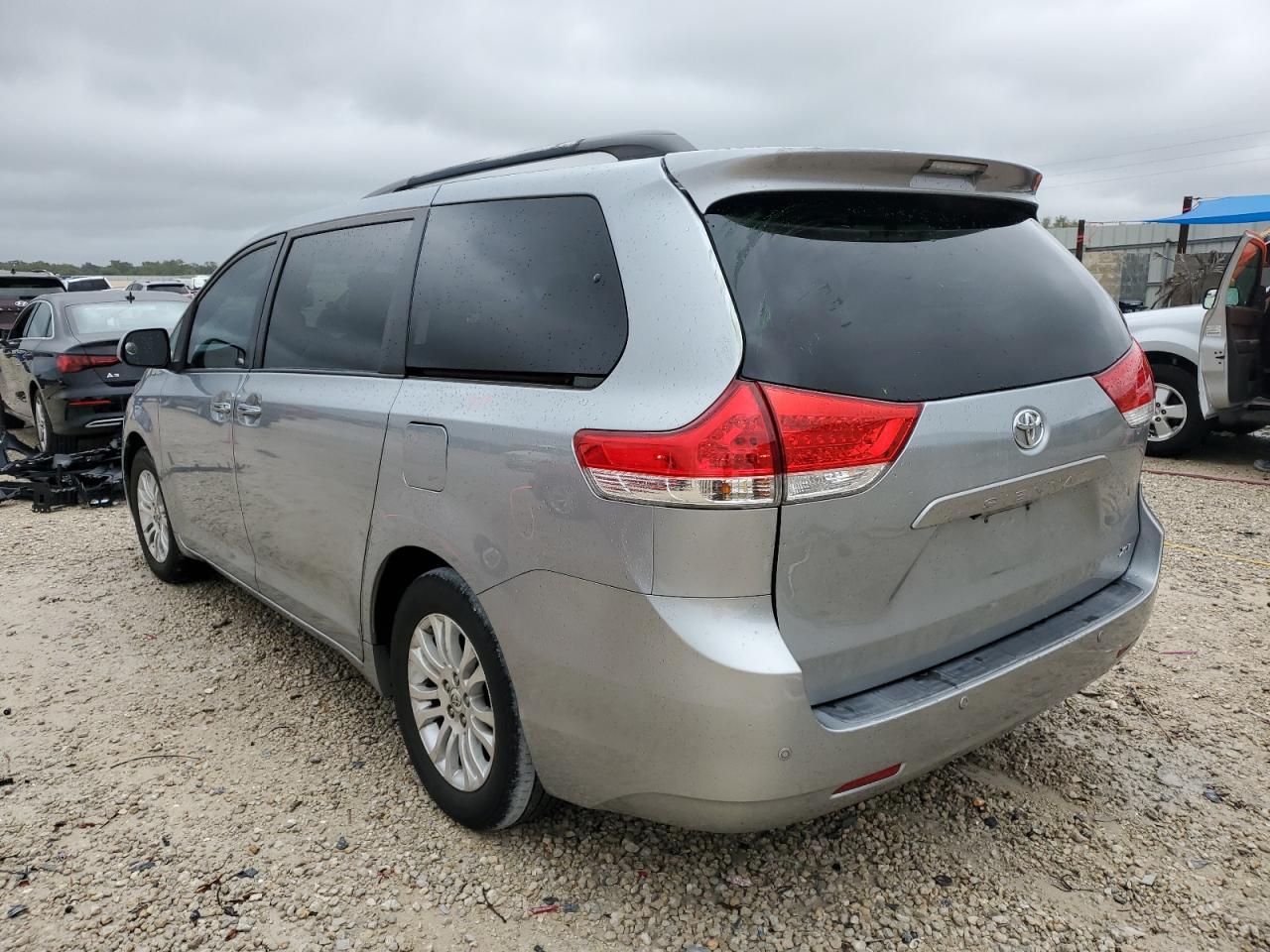 2011 Toyota Sienna - Image 2