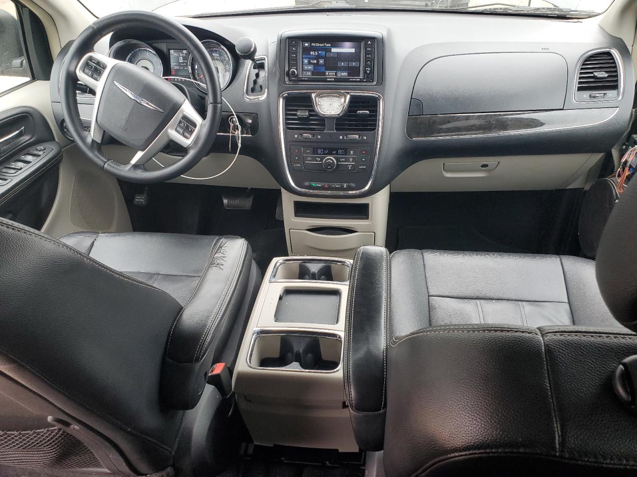 2016 Chrysler Town & Country - Image 8