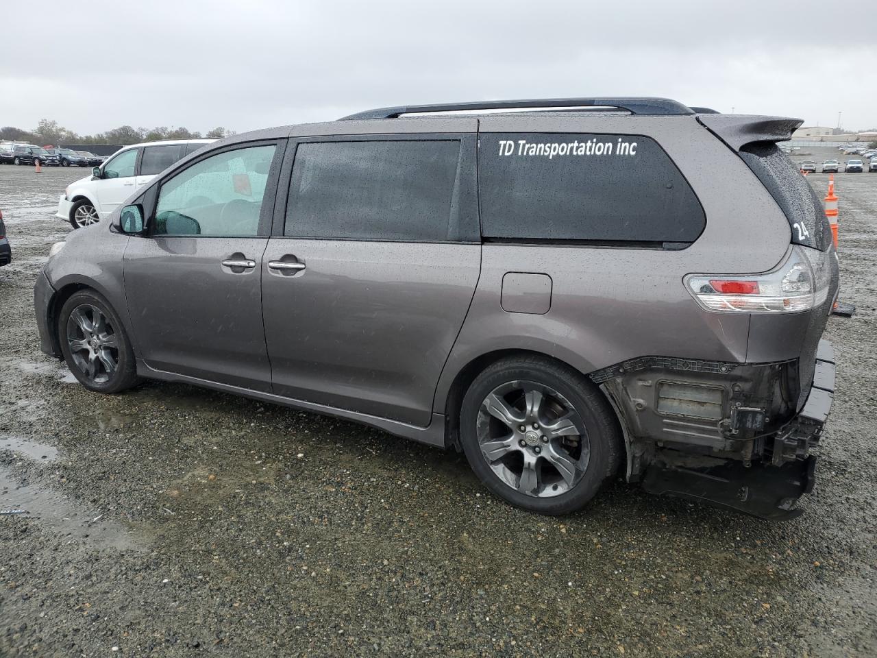2015 Toyota Sienna - Image 2