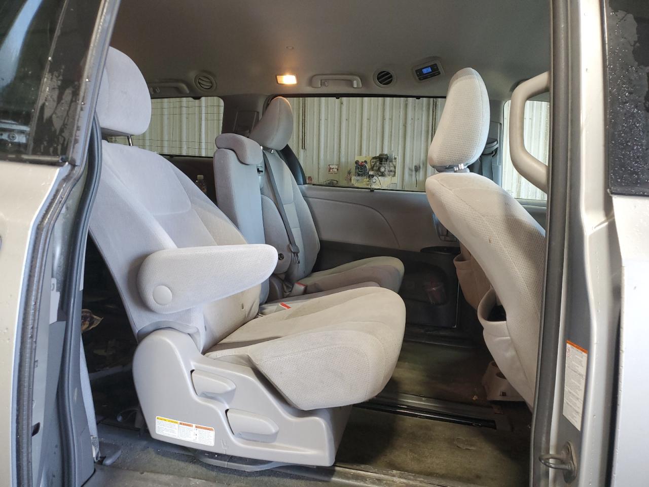 2015 Toyota Sienna - Image 11