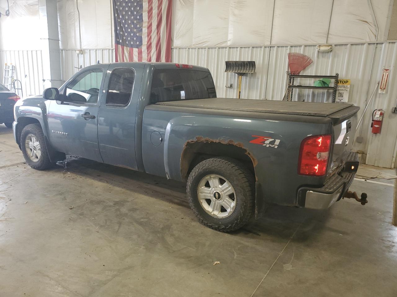 2009 Chevrolet Silverado - Image 2