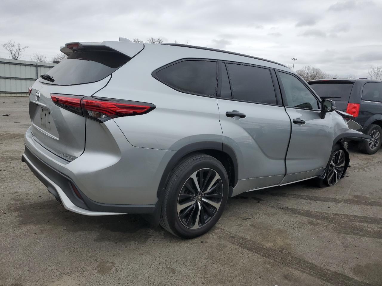 2021 Toyota Highlander - Image 3