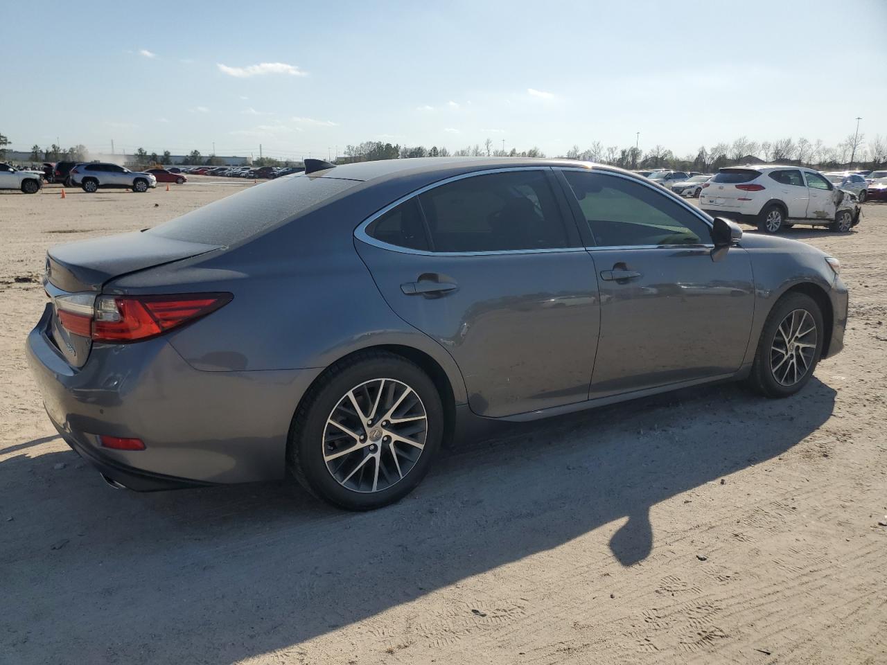 2017 Lexus ES - Image 3