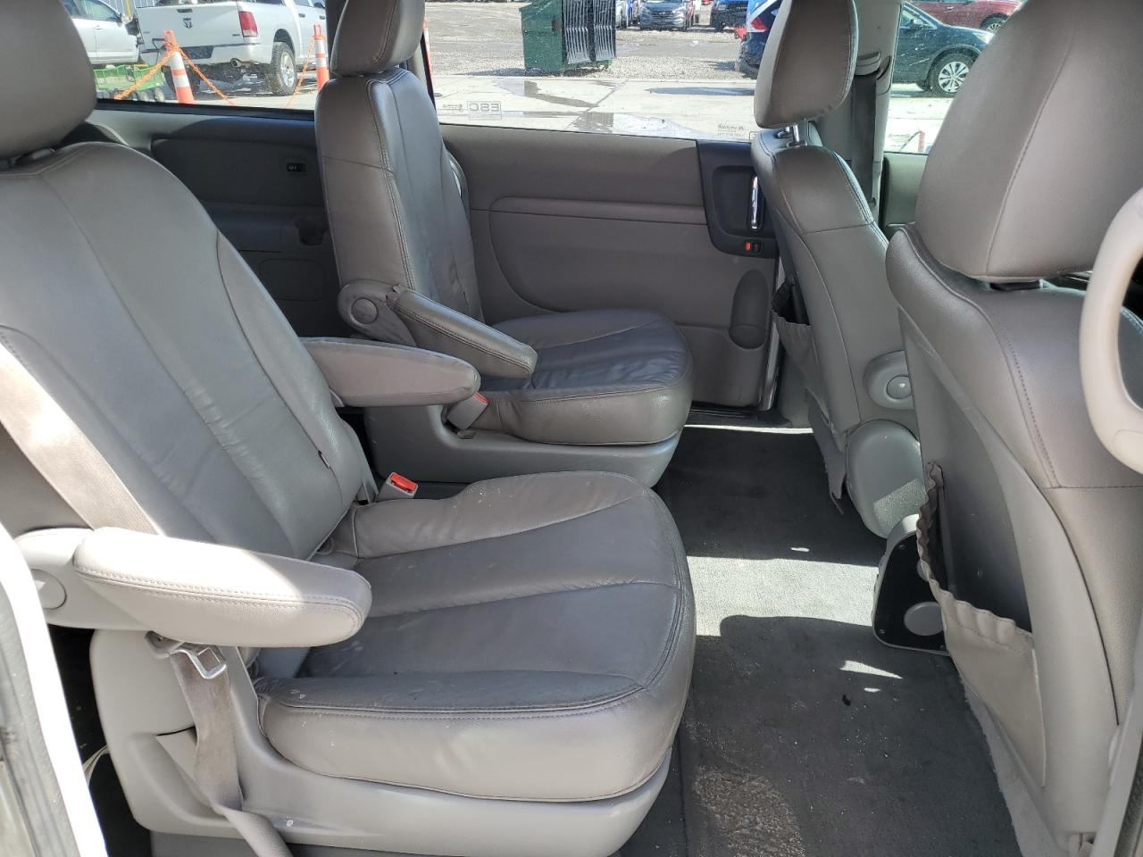 2012 Kia Sedona - Image 11