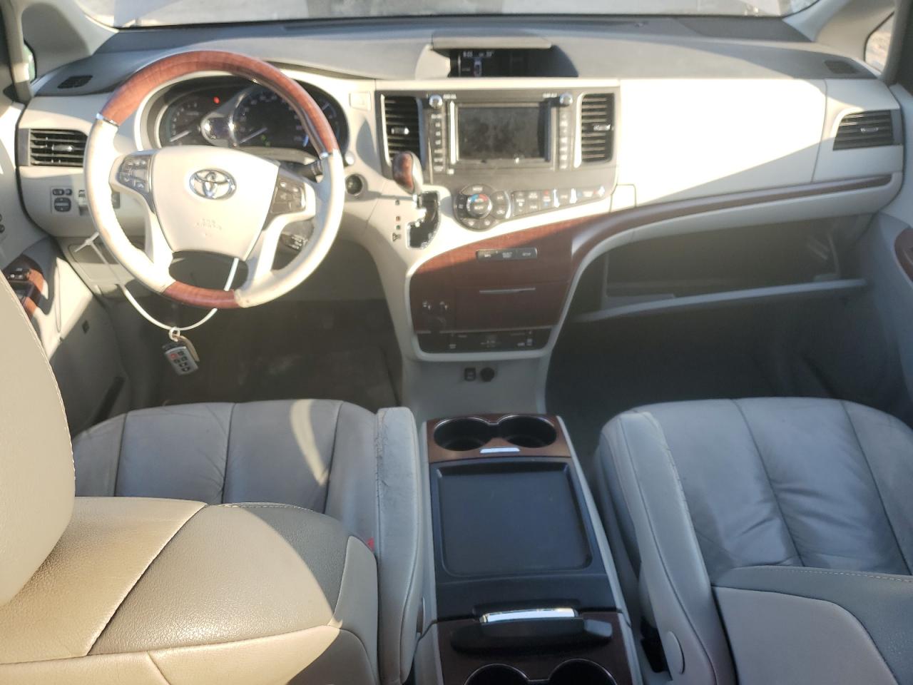 2011 Toyota Sienna - Image 8
