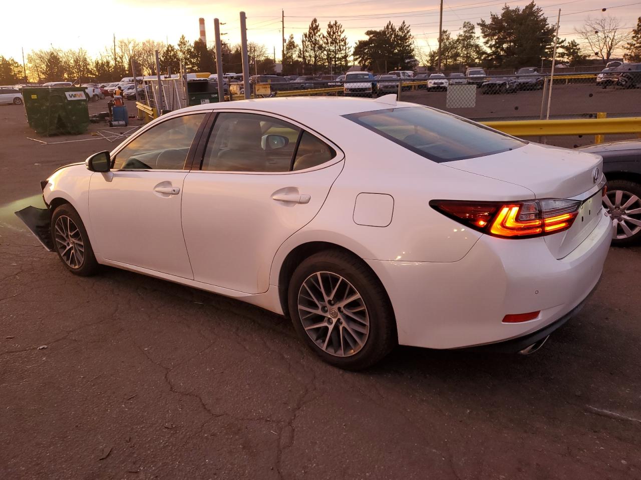 2017 Lexus ES - Image 2