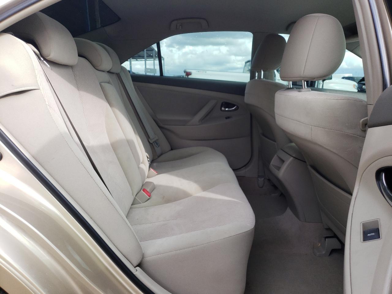 2011 Toyota Camry - Image 11