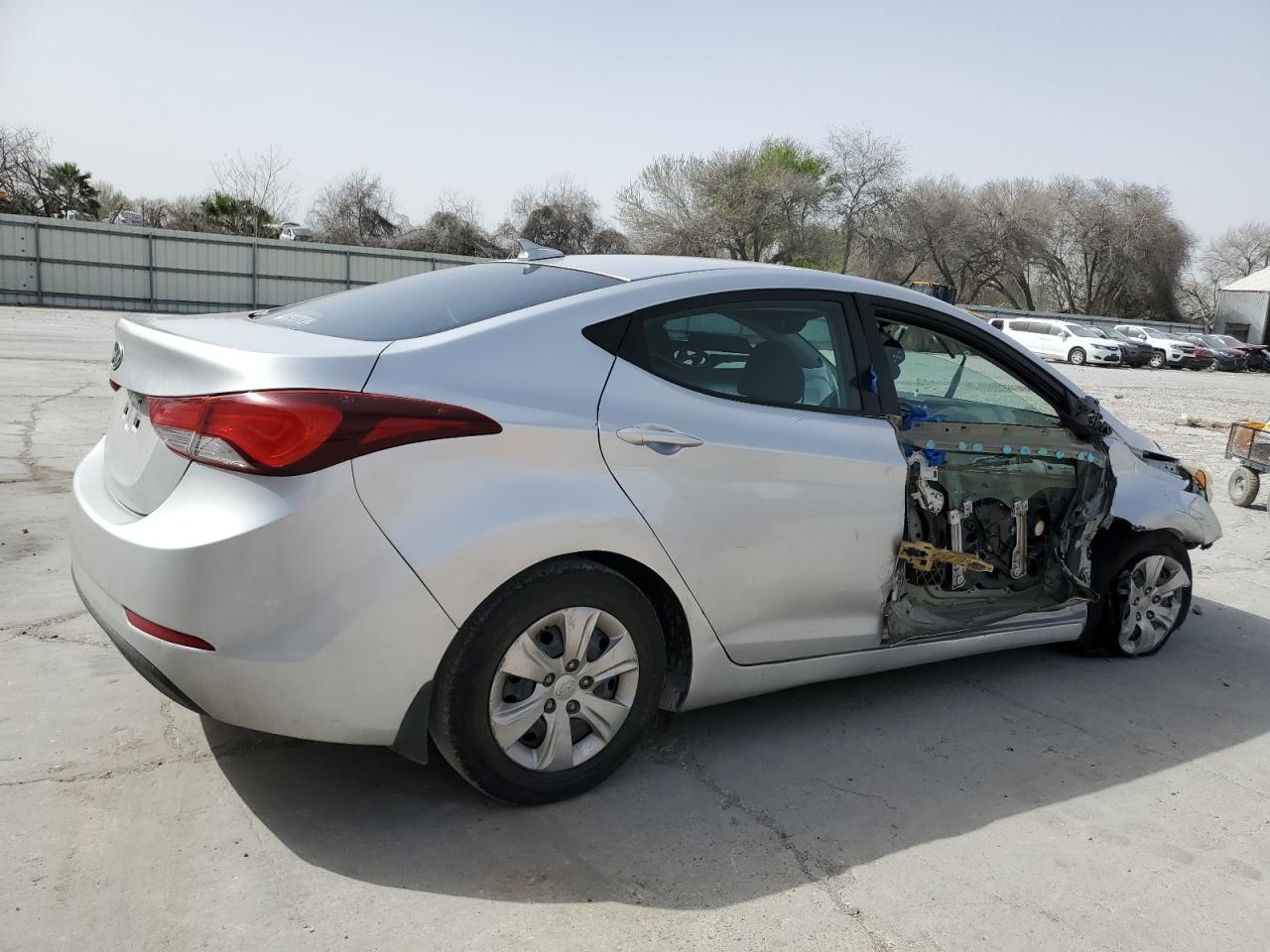 2016 Hyundai Elantra - Image 3