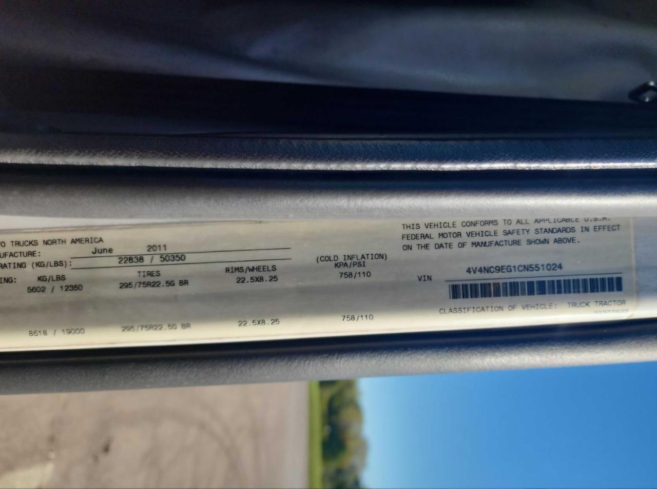 VIN: 4V4NC9EG1CN551024 VOLVO VN 2012 WHITE Photo 10