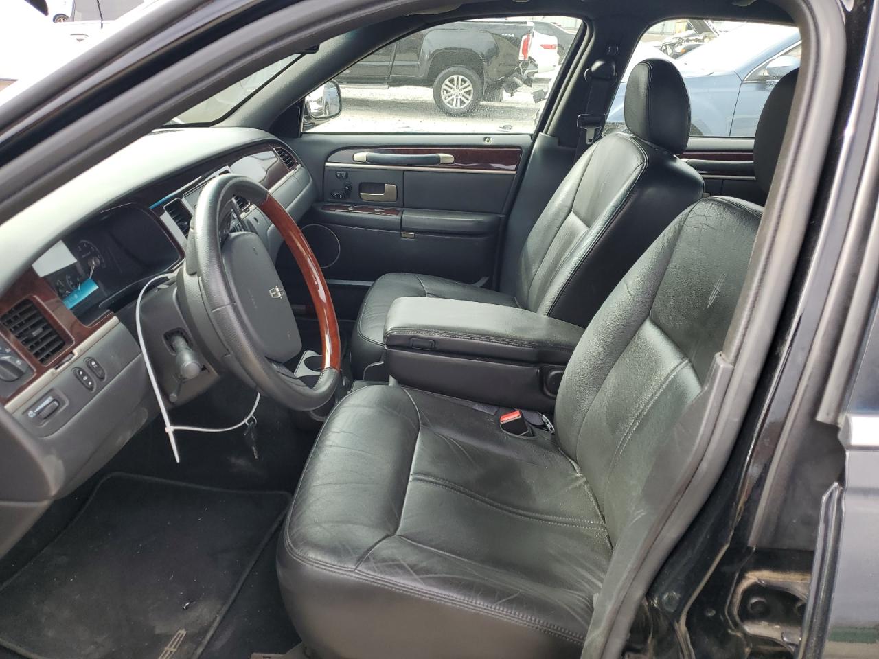 2008 Lincoln Town Car - Image 7