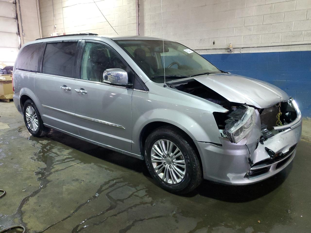 2016 Chrysler Town & Country - Image 4