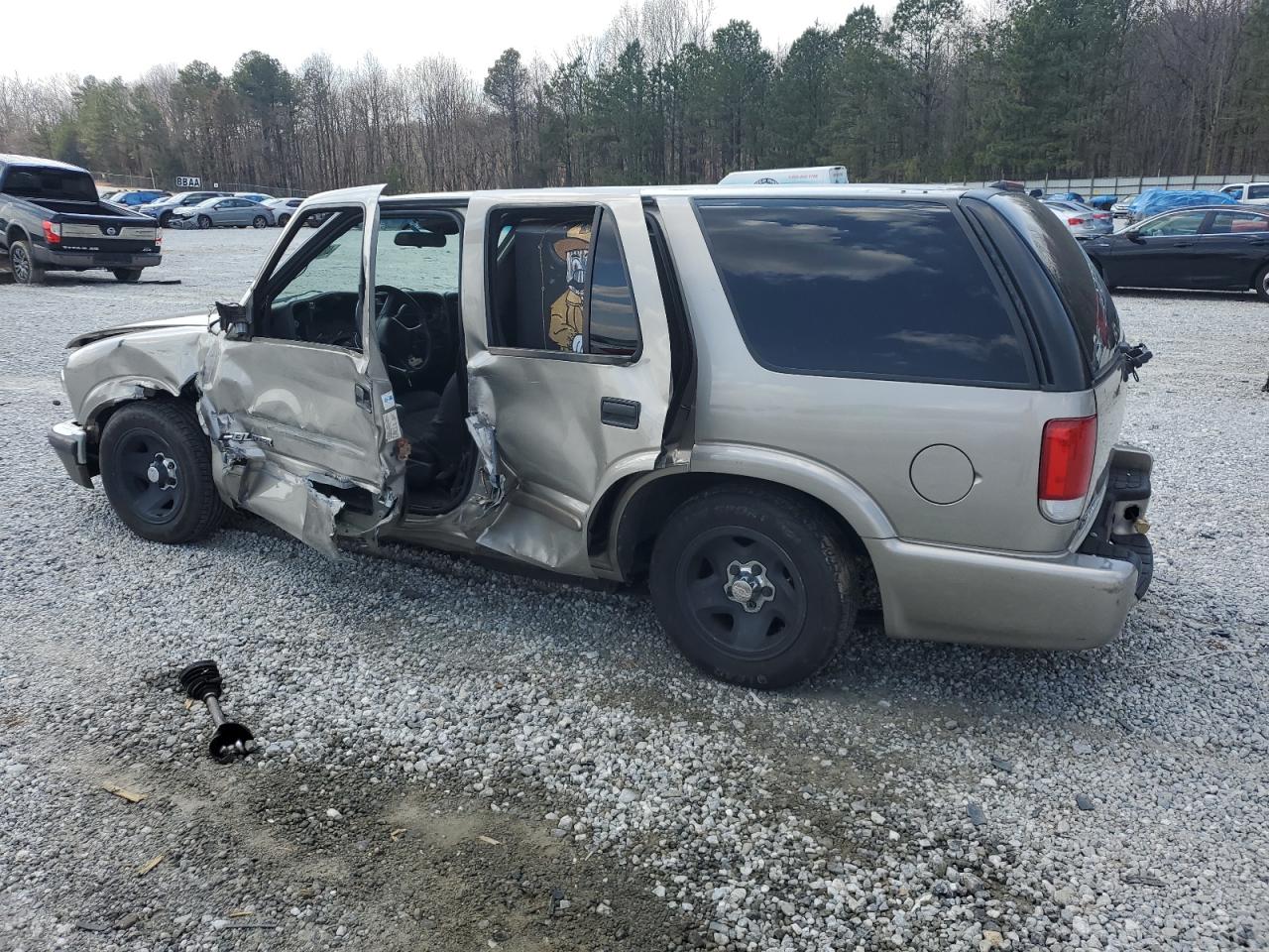2004 Chevrolet Blazer - Image 2