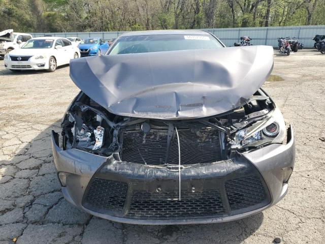 Sedans TOYOTA CAMRY 2017 Srebrny