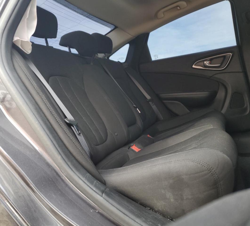2016 Chrysler 200 - Image 10