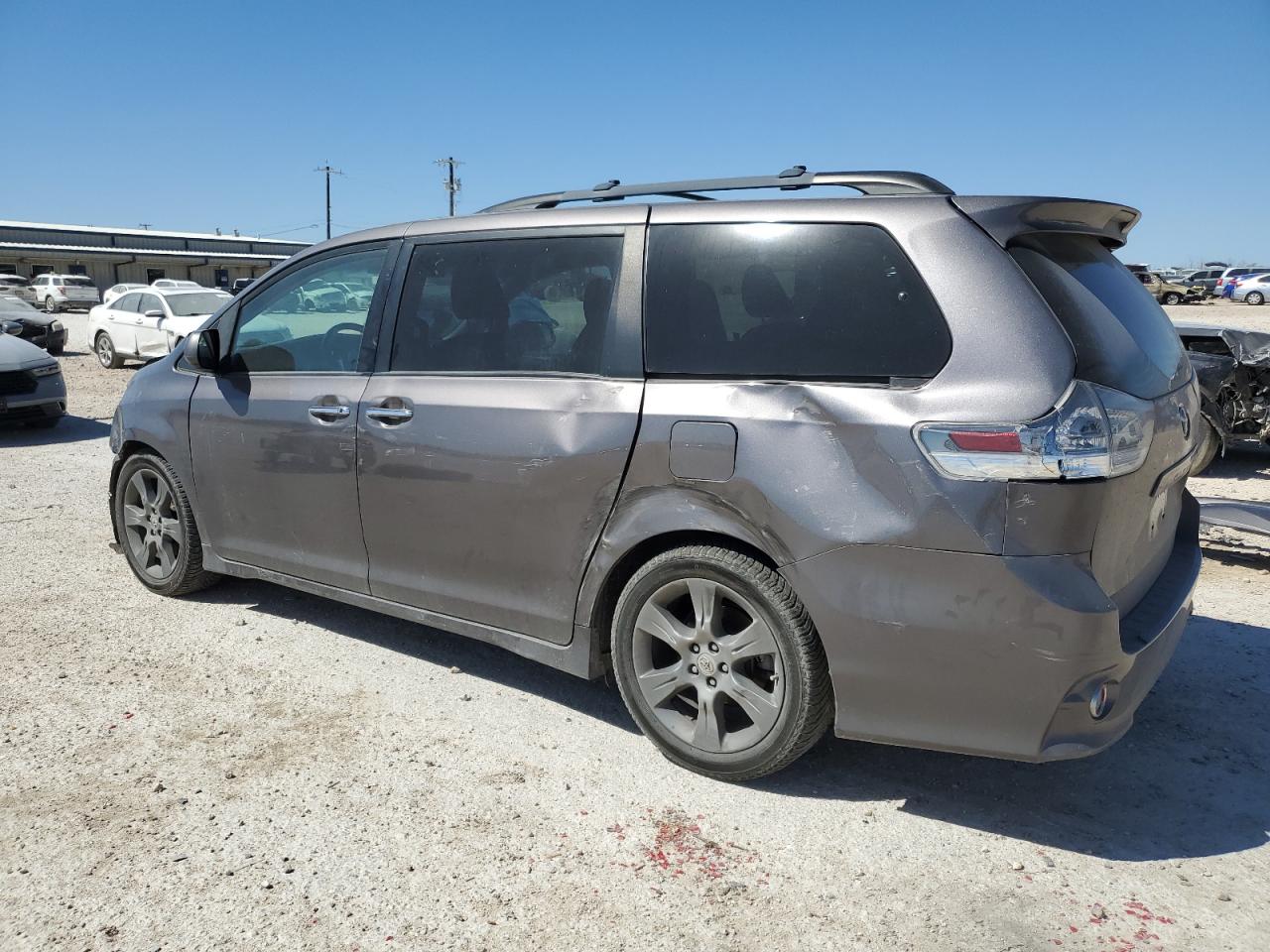 2015 Toyota Sienna - Image 2