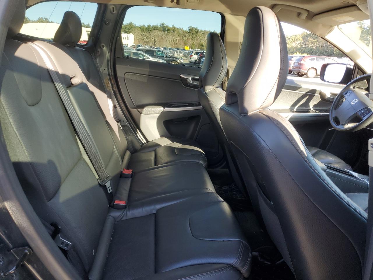 2010 Volvo XC60 - Image 11