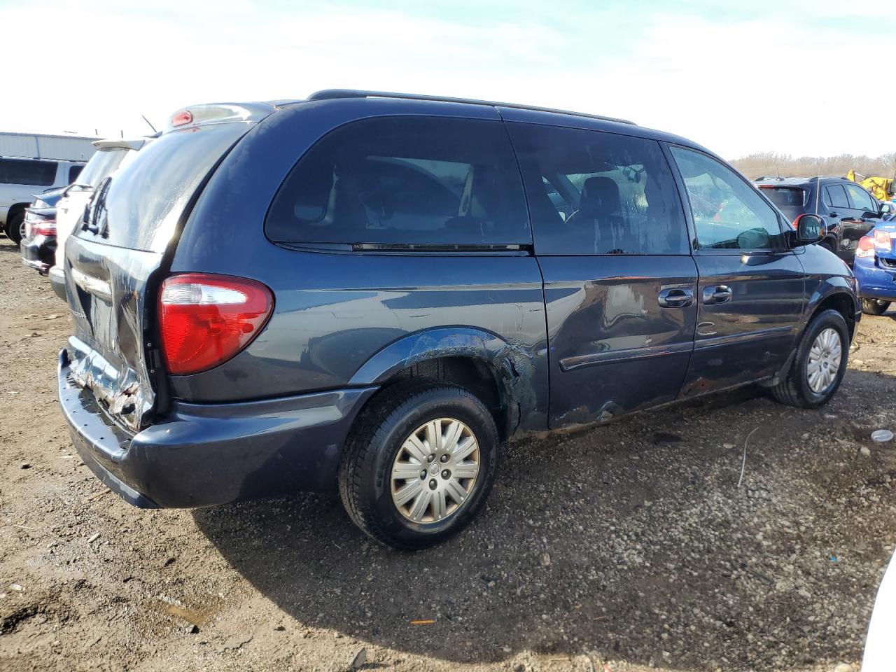 2007 Chrysler Town & Country - Image 3