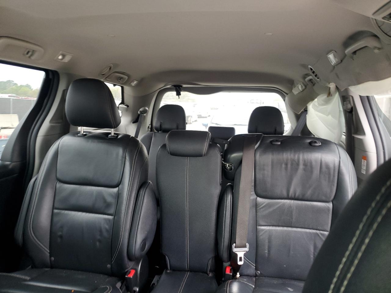 2017 Toyota Sienna - Image 10