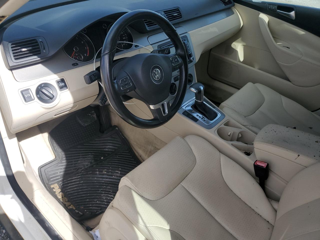 2010 Volkswagen Passat - Image 8