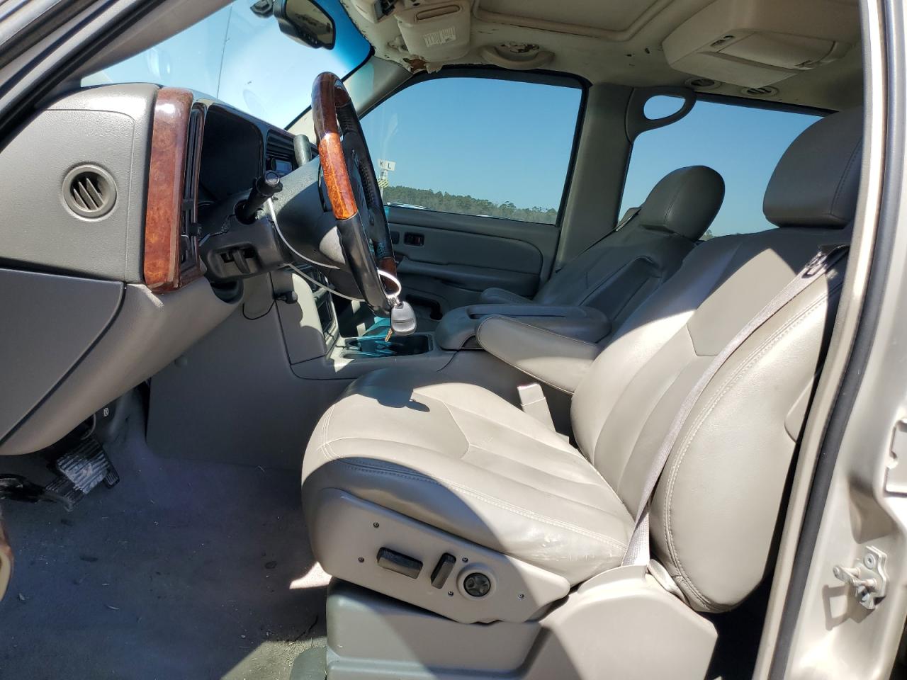 2004 Chevrolet Suburban - Image 7