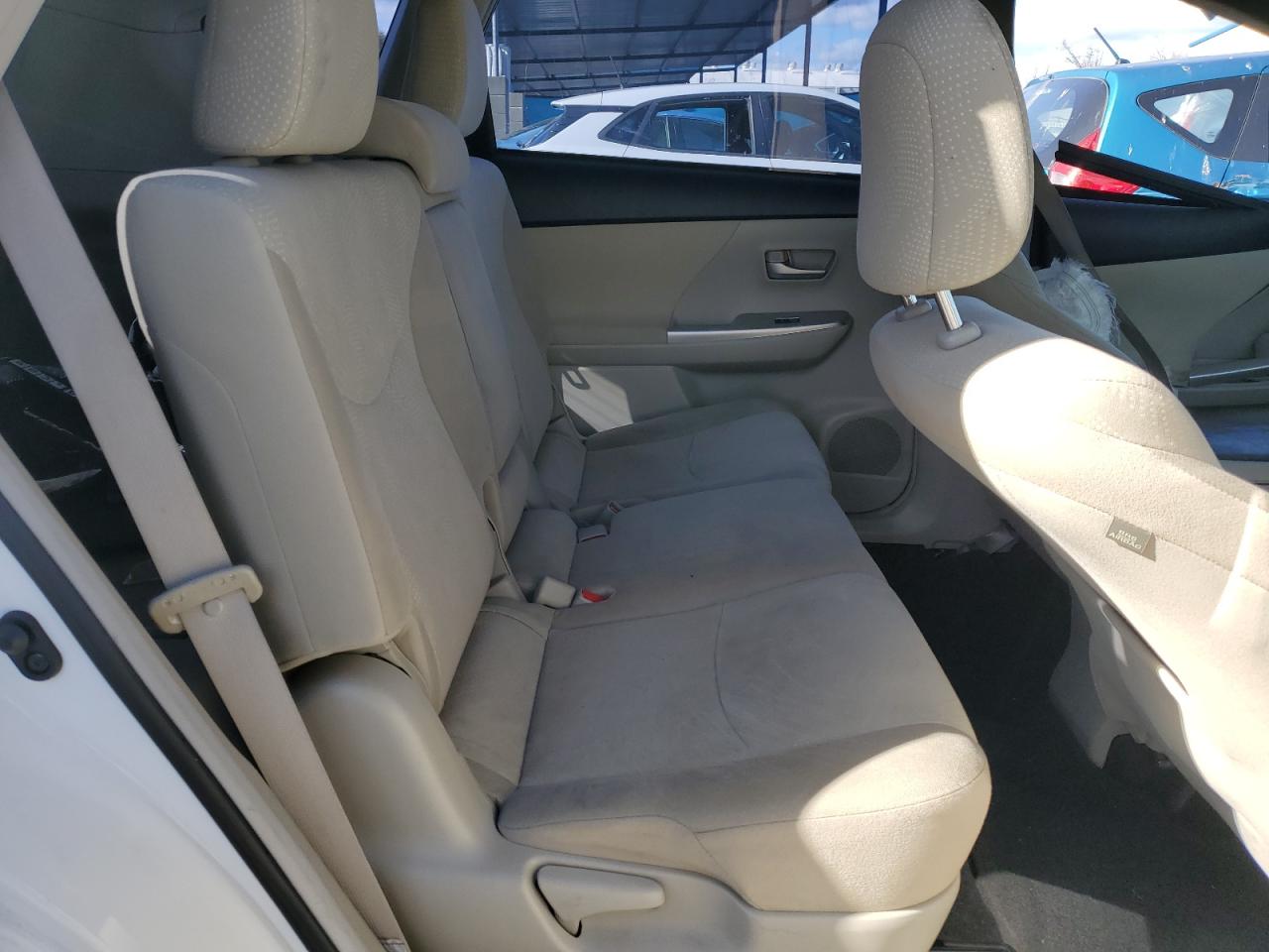 2012 Toyota Prius - Image 10