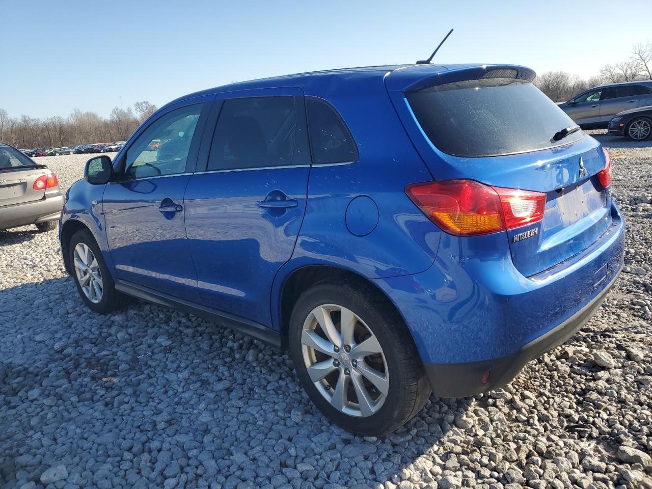 2015 Mitsubishi Outlander - Image 2