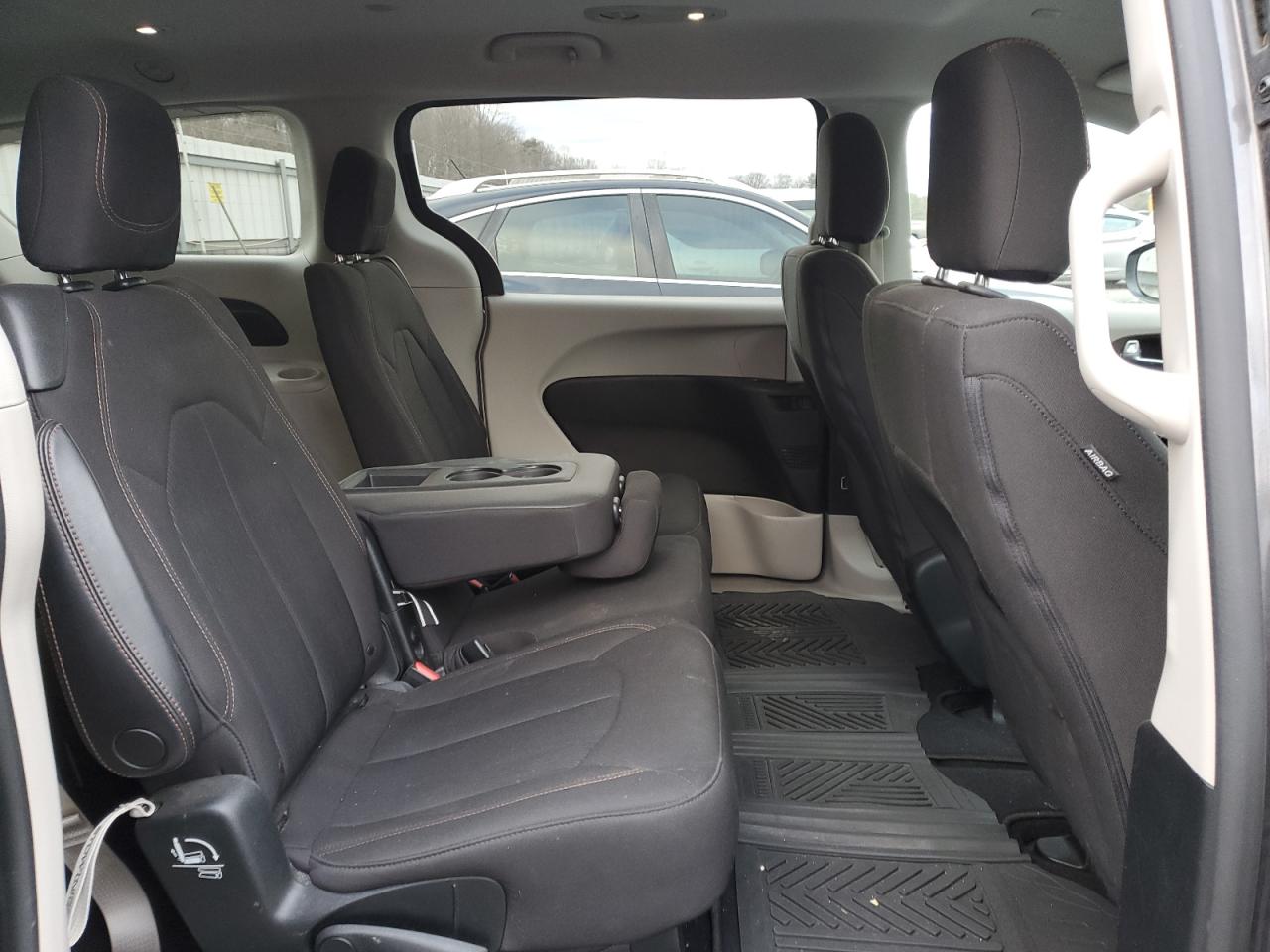 2017 Chrysler Pacifica - Image 11
