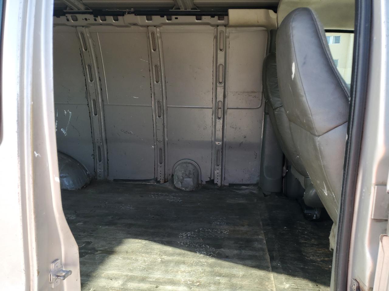 2009 GMC Savana - Image 11