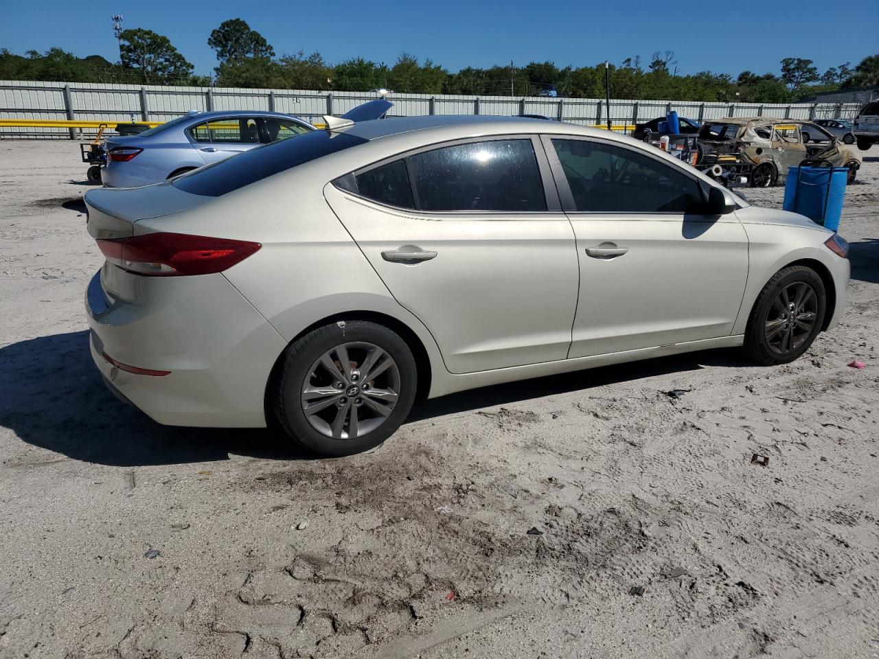 2017 Hyundai Elantra - Image 3