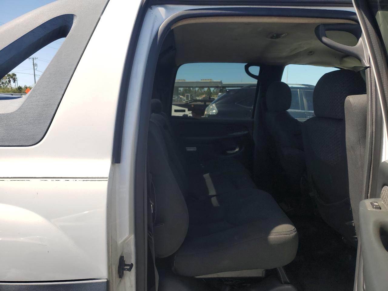 2002 Chevrolet Avalanche - Image 10