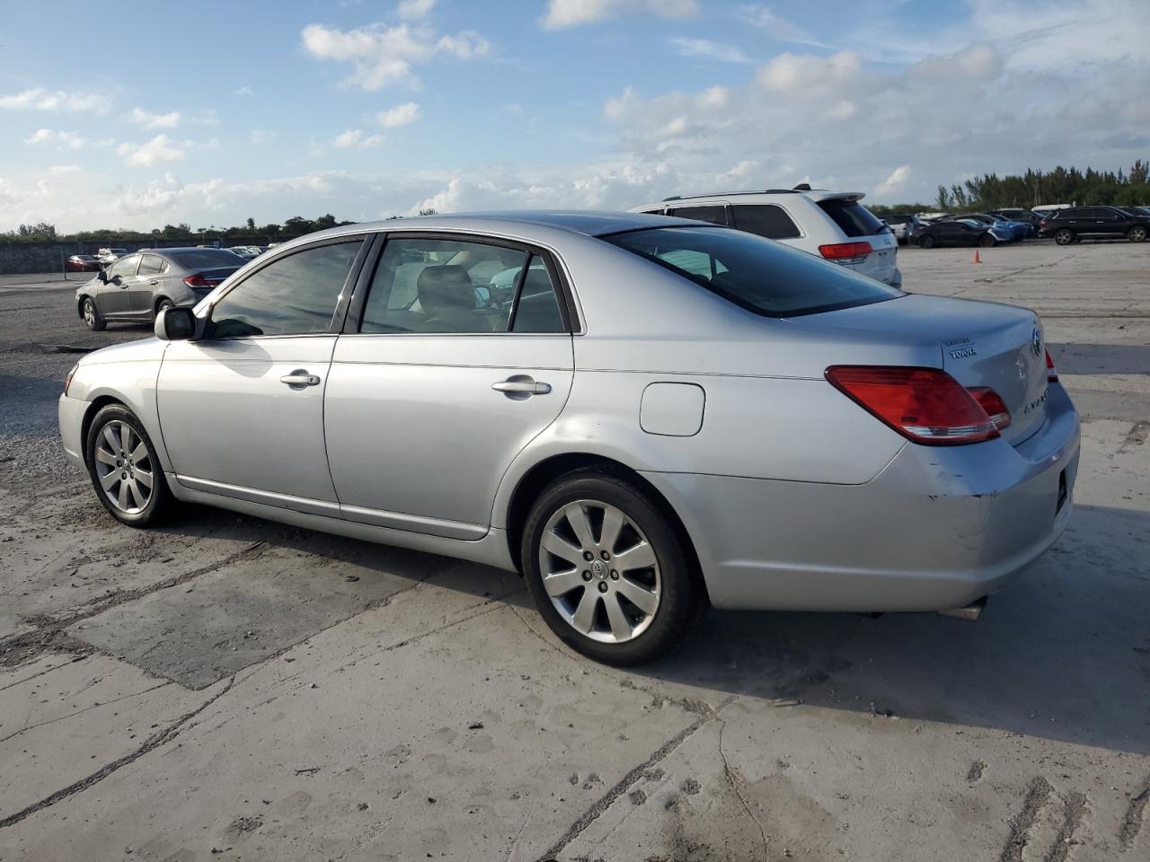 2007 Toyota Avalon - Image 2