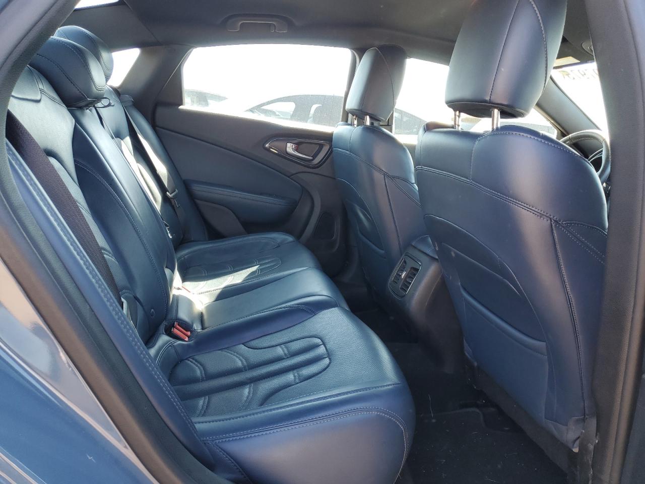2015 Chrysler 200 - Image 10